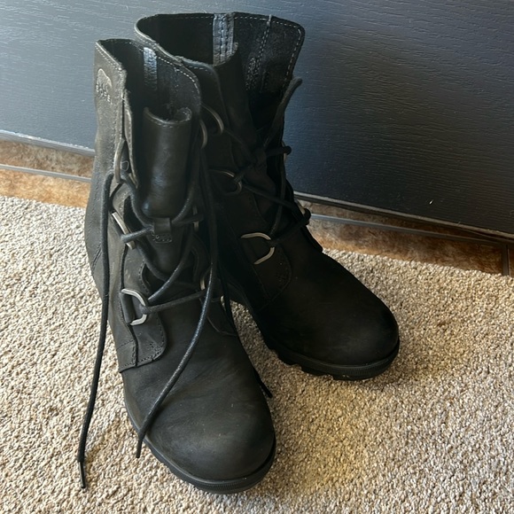 Sorel Joan Of Artic Wedge Boots ll in black gently used - Picture 1 of 4